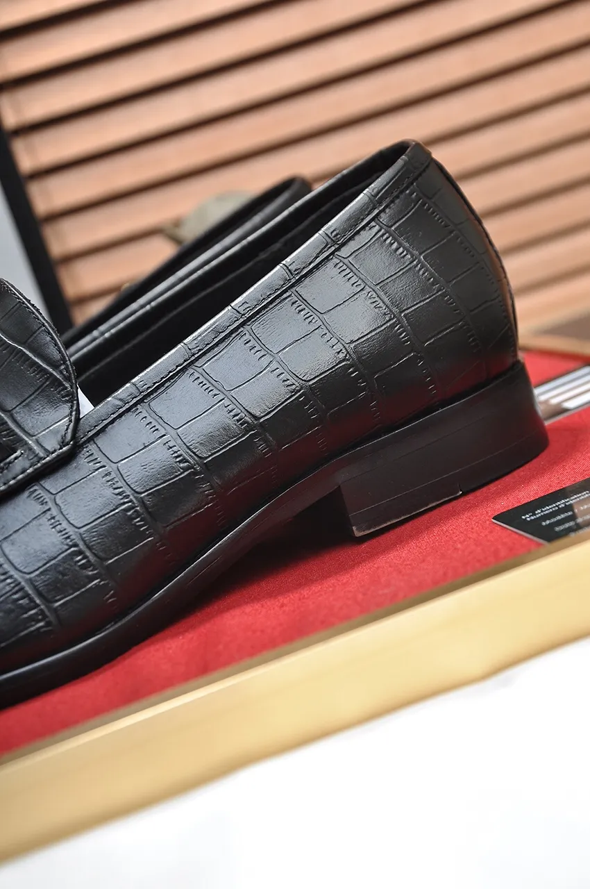 Men's shoes💰500💶Italy's top luxury men's shoe giant (GUCCI) (Gucci) (full cowhide lining) new arrival🍃Original European style🔰 Pleasant to the eye😍In order to make the shoes more durable and non-deformable🌀The production continues to follow traditional methods but there is still no lack of innovation💪Choose original sheepskin for the leather♻️ Smooth and natural And extra bright ⭐Made of imported cowhide, the first choice of rich people 38-45 (45 customized)